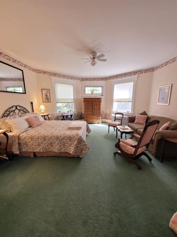 Ruby Manor Bed & Breakfast Gananoque Exterior foto
